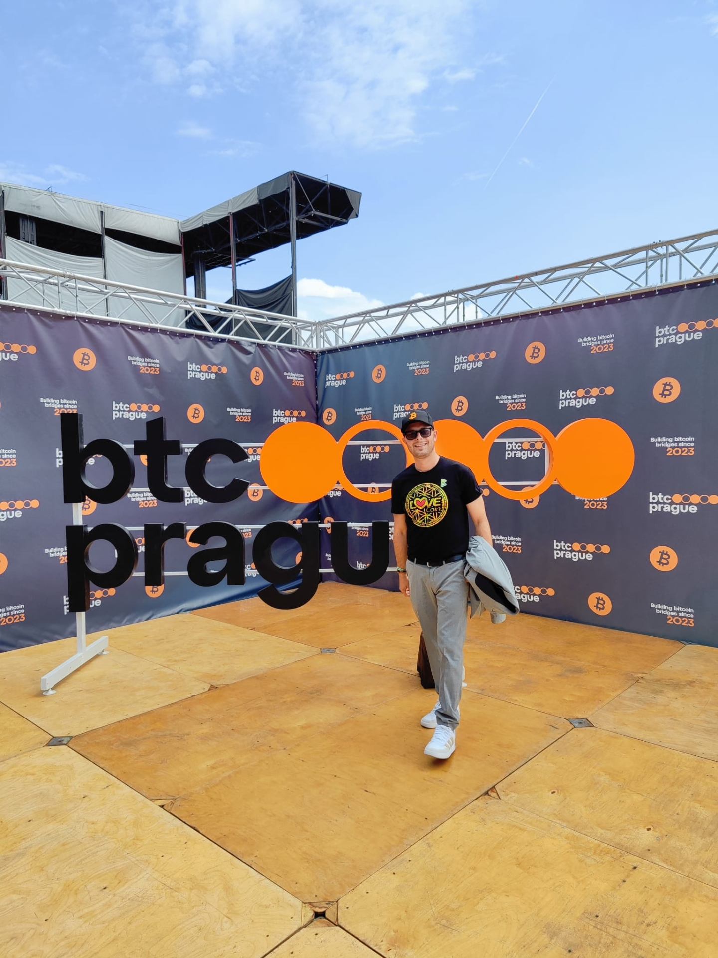 Miha v LOVE Coin majici pred BTC Prague logom